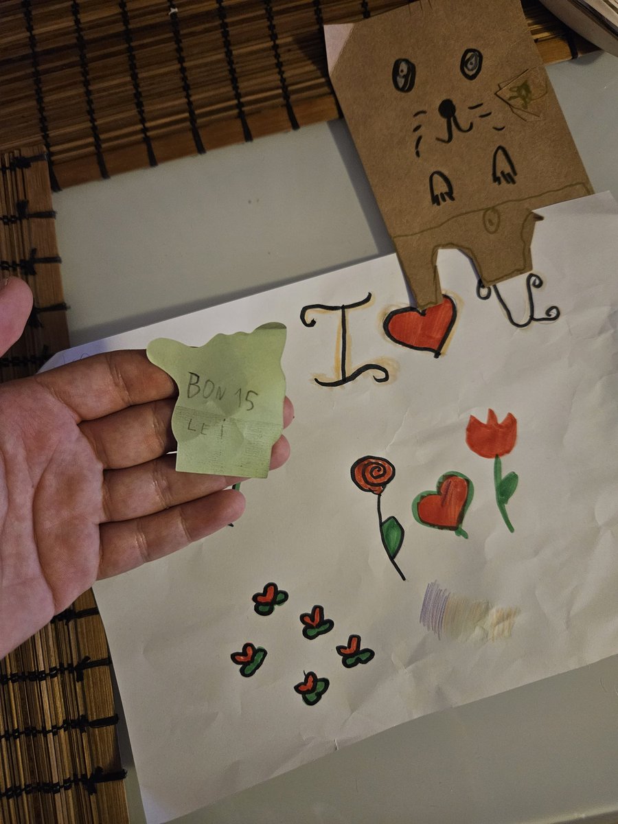 Sitenin bahçesinde 4 yaşındaki işportacı dünya tatlısı hanımefendilerin tuzağına düştüm. Resim satıyorlarmış. 5 lei dediler. 15 veririm ama fatura isterim dedim. Elimdeki de faturası.