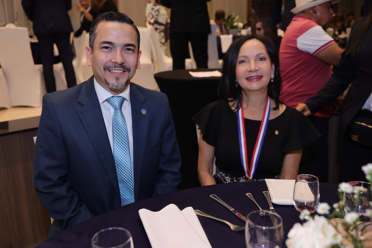 Colegio Nacional de Abogados entrega medallas honoríficas a magistradas y magistrado de la CSJ... Más detalles en la web: organojudicial.gob.pa/noticias/coleg… <a href="/cnaparma/">CNA Parma</a>