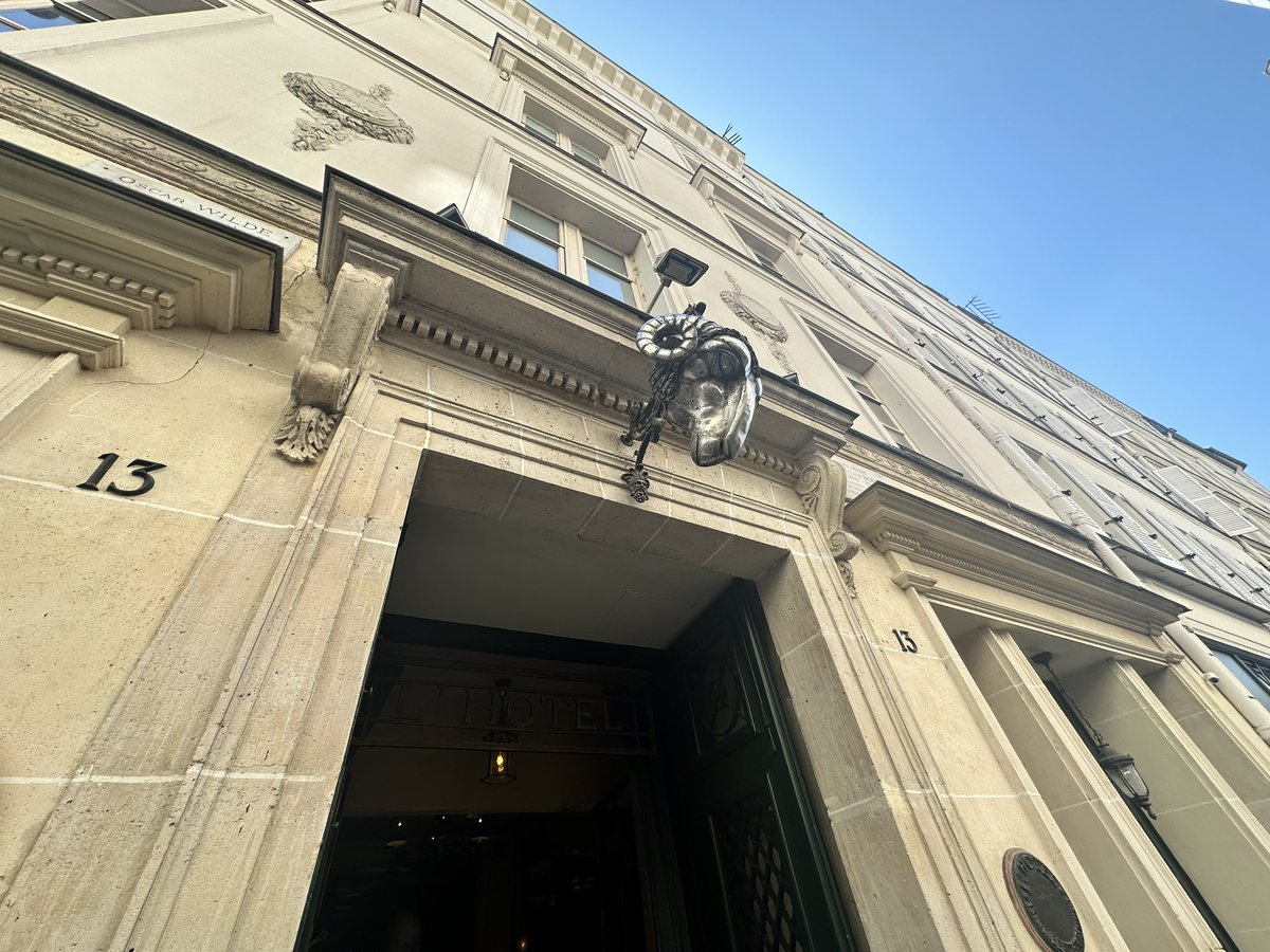 カフェ・ド・フロール周辺を散策☺️
シュルレアリスム研究所跡や、オスカー・ワイルドが最期を迎えたホテルを巡礼。
後からネットで、ホテルに亡くなった当時の部屋が再現されてると知りショック…
旅行中にもう一度行こうかな…