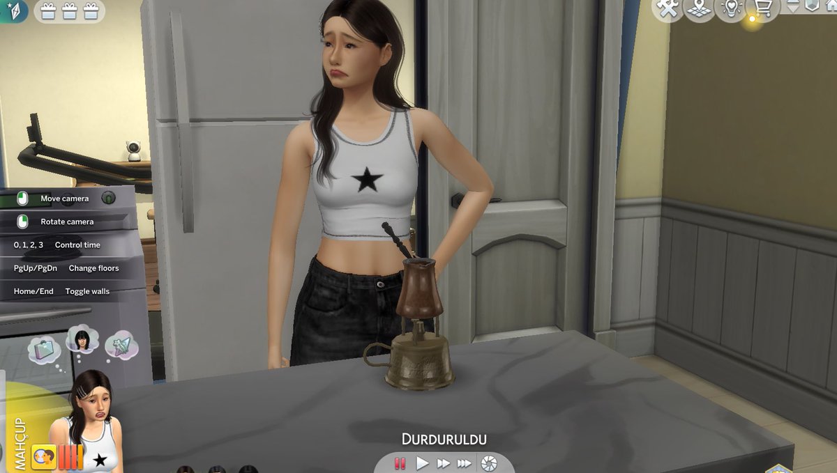 simste kendimi yapmaya çalıştım aşırı mutsuz ve kahve yapıyor bu kadar bana benzemeseydin keşke