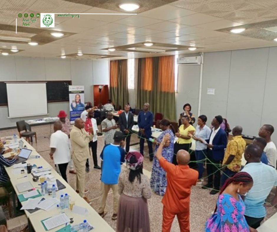 L’objectif est de les outiller et de leur permettre de diffuser des récits positifs sur la santé sexuelle et reproductive, afin de sensibiliser les communautés et lutter efficacement contre les avortements clandestins, responsables de nombreuses complications et décès... 2/4