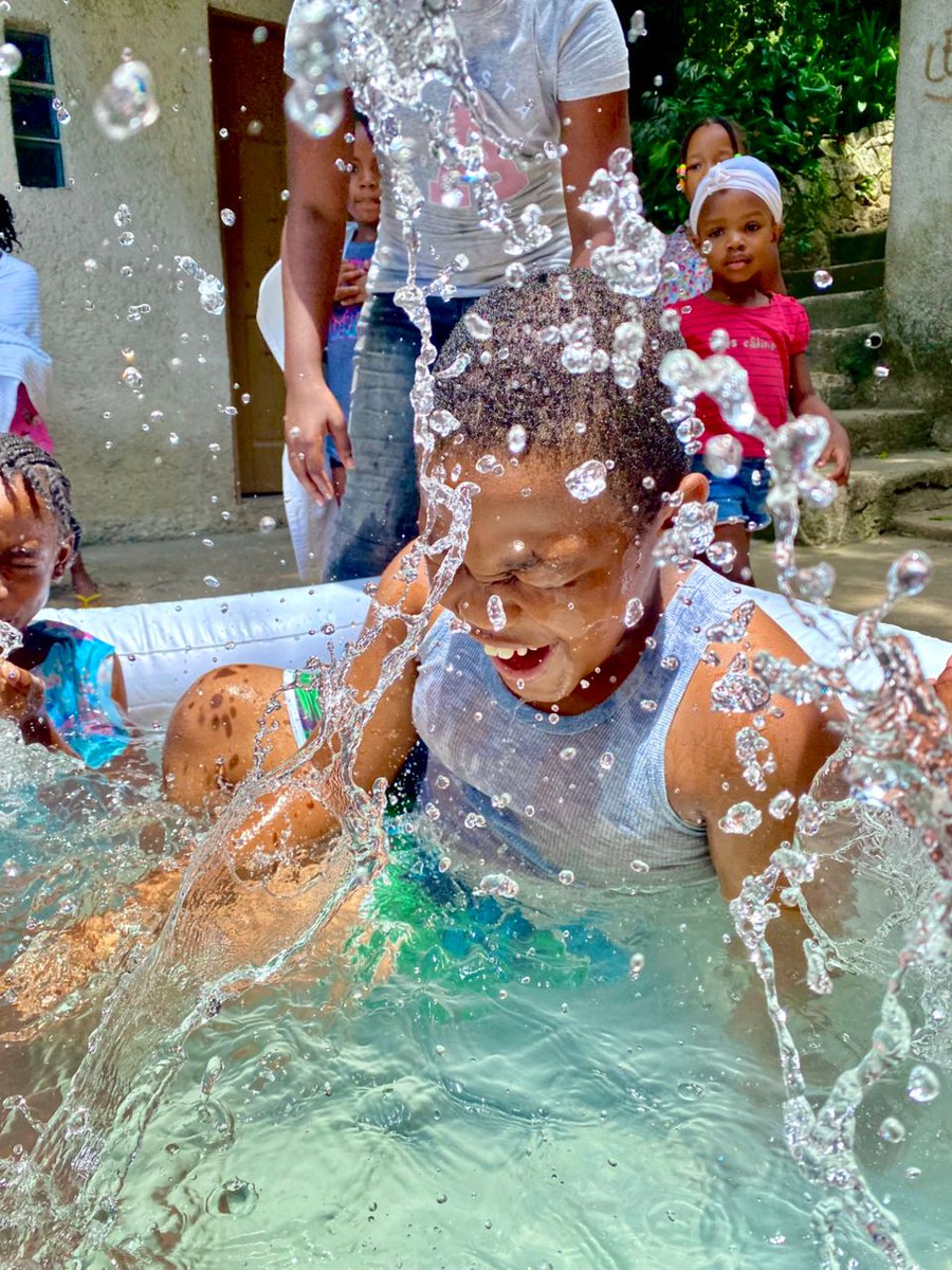 CARICHaiti's tweet photo. Le samedi 9 août 2025, à Pèlerin 3, commune de Pétion-Ville, le CARIC a organisé une journée récréative à l’intention des enfants de la communauté. Cette activité avait pour objectif d’offrir un espace d’épanouissement, de détente et de joie aux enfants, dans un contexte national difficile où ils ne peuvent pas toujours sortir ou s’éloigner de leur environnement immédiat.
Tout au long de la journée, les rires, les chants et les éclats de joie ont résonné dans la zone. Les enfants ont pleinement profité des concours éducatifs, des jeux traditionnels, des animations musicales, de la piscine et de bien d'autres moments de plaisir.
Le bonheur se lisait sur leurs visages. Ce fut une parenthèse lumineuse, remplie de sourires sincères, de partages et de camaraderie.
Découvrez en images quelques temps forts de cette belle activité !

@UNICEFHaiti @SavetheChildren @undphaiti @UNESCO @mjsacinfo @MENFP_Education @ORDEDH_Org @OIF @ambafranceht 
1/2