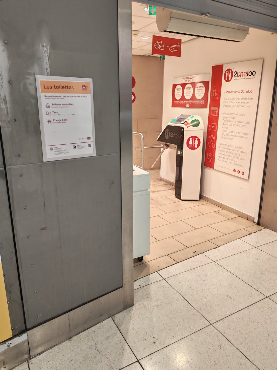 ReaActuelle's tweet image. Paris : Aux toilettes de la gare du Nord, le racisme anti-blanc est pratiqué sans aucune retenue.
Payant 1€ pour tous sauf pour les personnes de type subsahariennes ou l'employée ouvre le portique a chacun d'entre eux.
Allez vérifier par vous même !