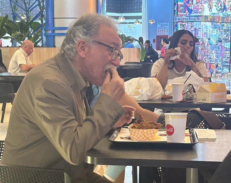 Venequisimo's tweet photo. Arturos contrata a este señor como “Coronel Sanders” para tirarle beef a KFC y ayer lo vieron comiendo en Pollo Dorado.

Cine 🚬 https://t.co/k388x4TSDP