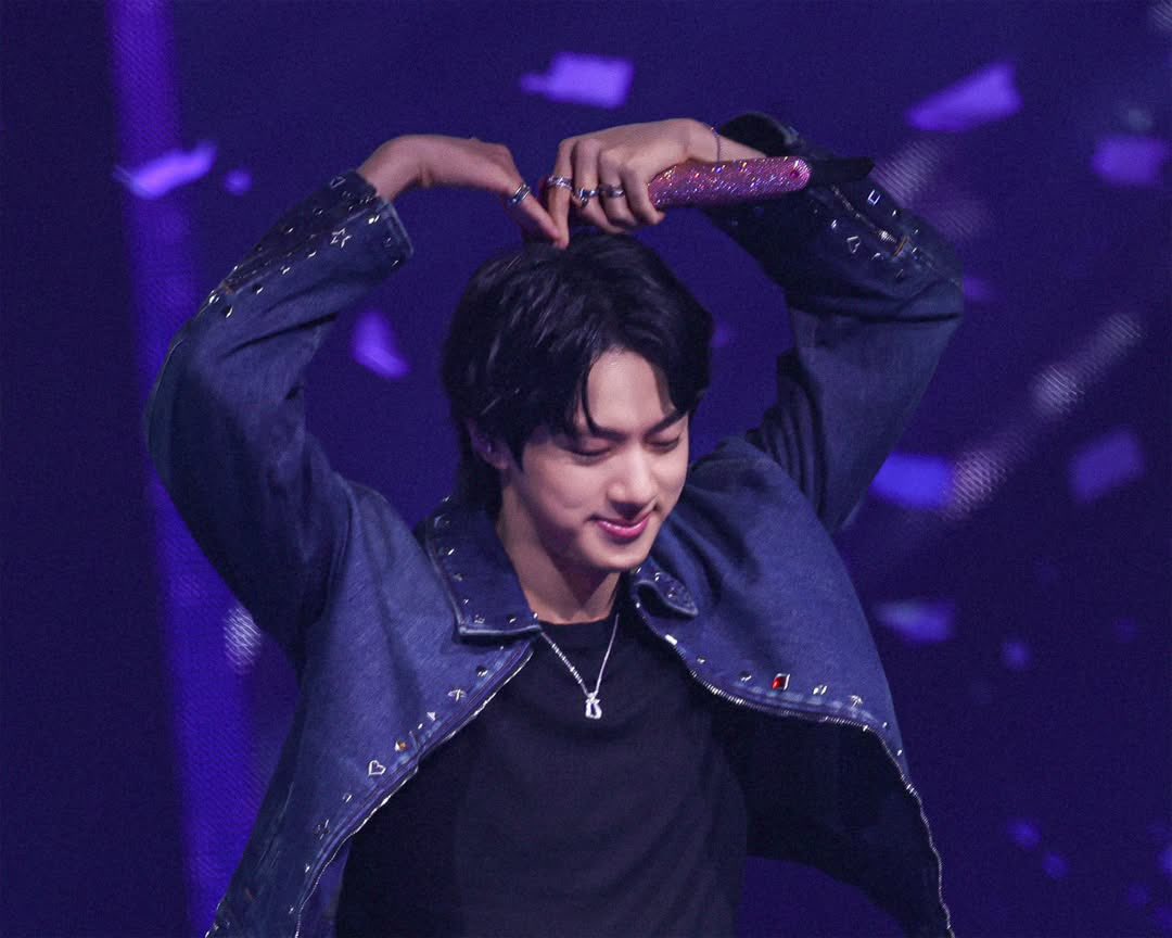 hourjinnie's tweet image. JIN ON INSTAGRAM 250712 📸

 🐹 “1st Day in London”

THANK YOU RUNSEOKJINepTOUR
RUN WITH JIN FOREVER
#행복했다_런석진투어_수고했어_김석진
#김석진의_도전은_계속됩니다