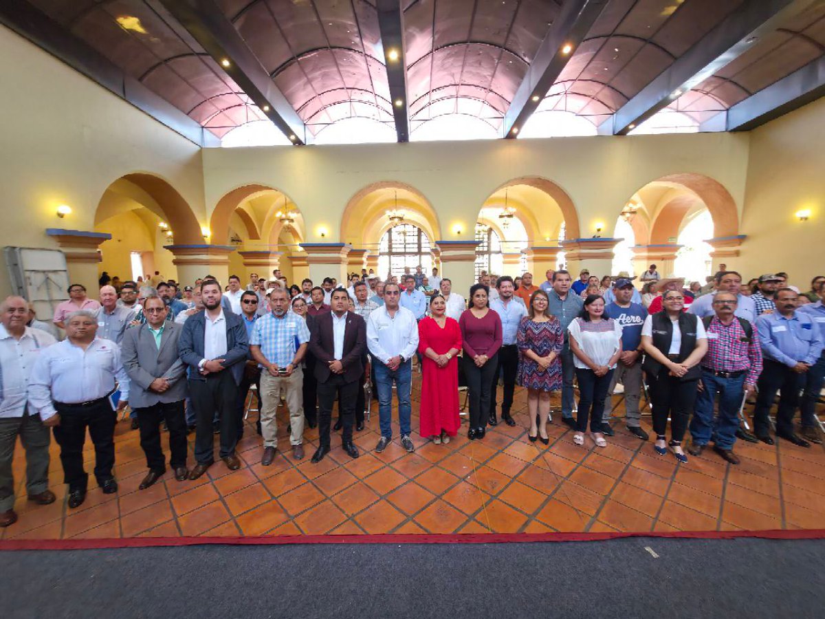En Tehuacán, tuve la oportunidad de reunirme con productoras y productores avícolas y porcícolas; además de mis compañeros legisladores, durante el 4º Foro Regional, un espacio que fortalece el diálogo y la colaboración entre el sector pecuario y quienes trabajamos en la creación