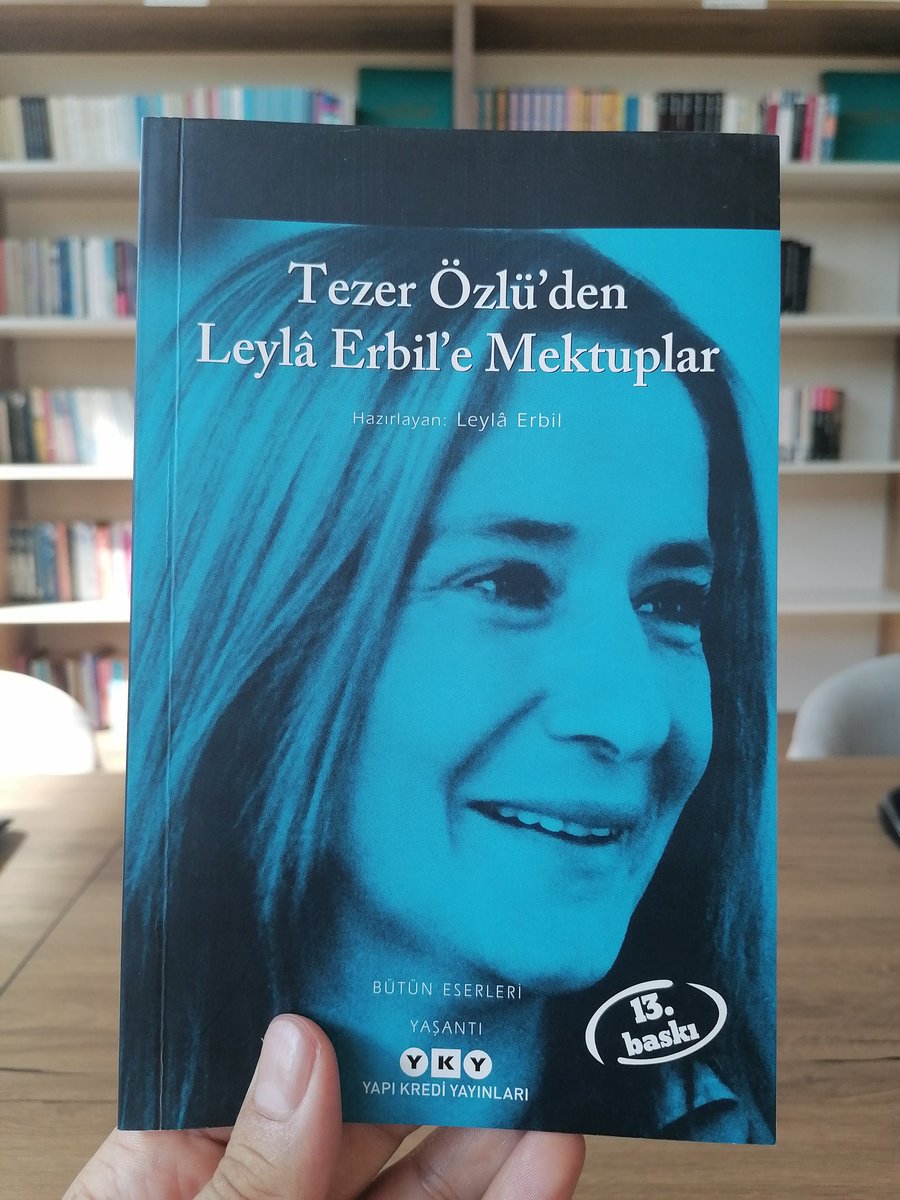"Tezer Özlü’yü anlamak için, stadyumlardan ve ekranlardan fışkıran “En büyük türkiyah! başka büyük yok!” inlemelerinin dışında bir yerlerden de ülkeyi seyretmek gerekiyor.Türkiye, aslında âşığı olduğu bu topraklar acılarına acı katmıştır Tezer’in.