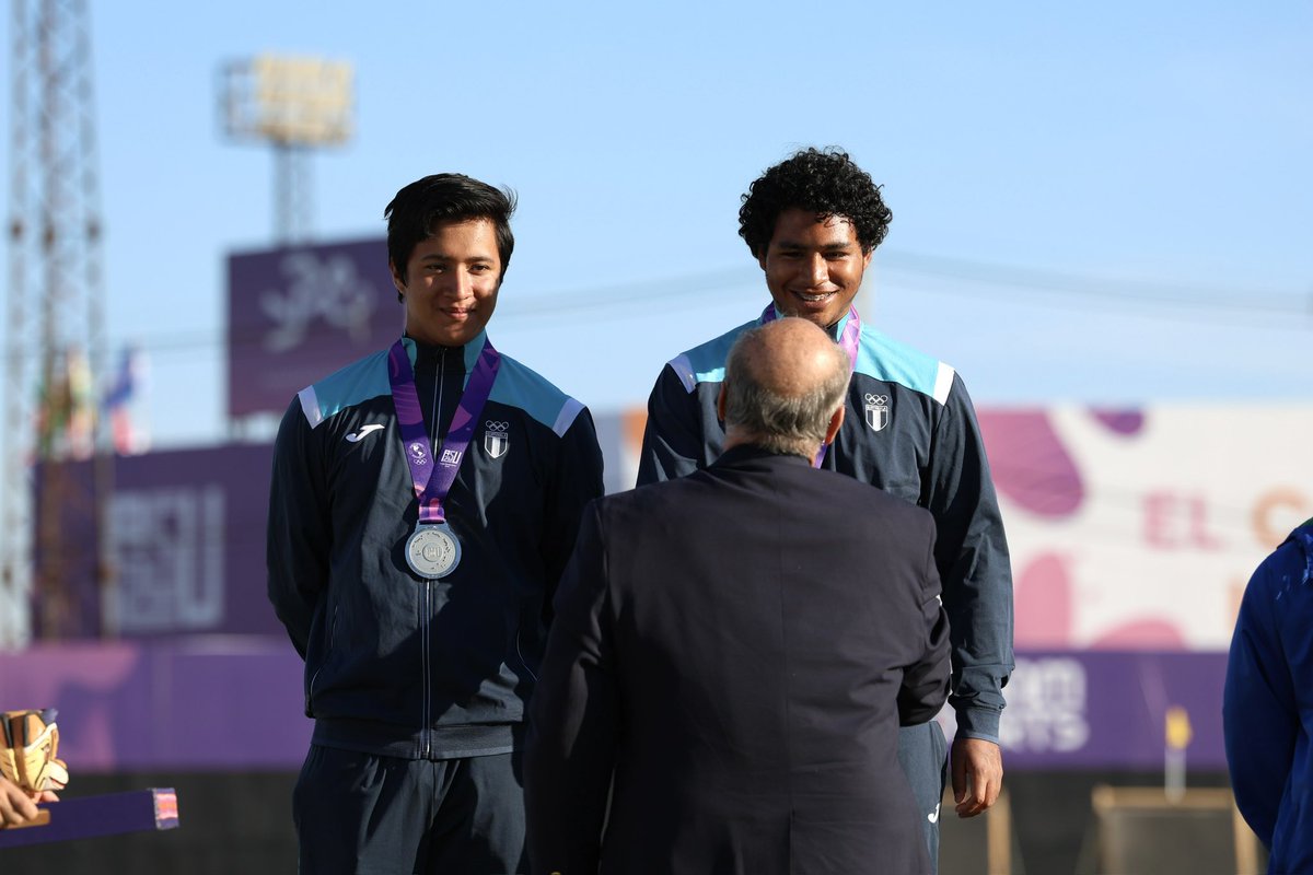 COGuatemalteco's tweet photo. 🏹🤩 ¡SUBEN AL PODIO! Ian Allen y Christian García 🇬🇹 se cuelgan la medalla de plata 🥈 en arco recurvo masculino por equipos.

¡Gracias por su entrega en la competencia! 💙👏🏼 #GuatemalaEnAsunción #ASU2025 https://t.co/QbdULcVHLH