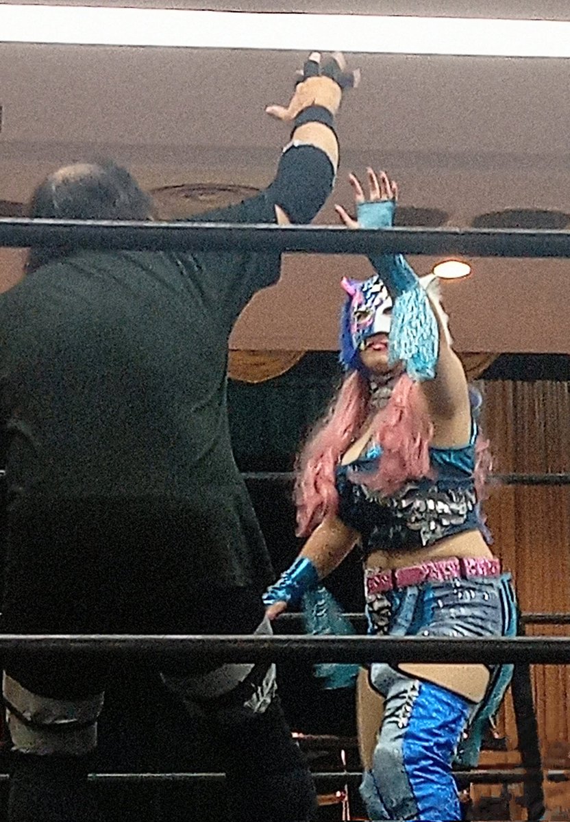 AkioYokoo's tweet photo. 2025.8.11
SUGAMOプロレス高島平大会
第４試合から(#^^#)♪

手を組みにいくレキちゃんに襲いかかる悲劇が…

CHIVIL選手なんでレキちゃんのπを掴むんじゃ‼️🤬
（羨ましいだろパート①）

#スターレフト・キッド 選手
#SレＫ 
#シンジョ 
#CHIVIL 選手
#SUGAMOプロレス https://t.co/oui0QtgrIY