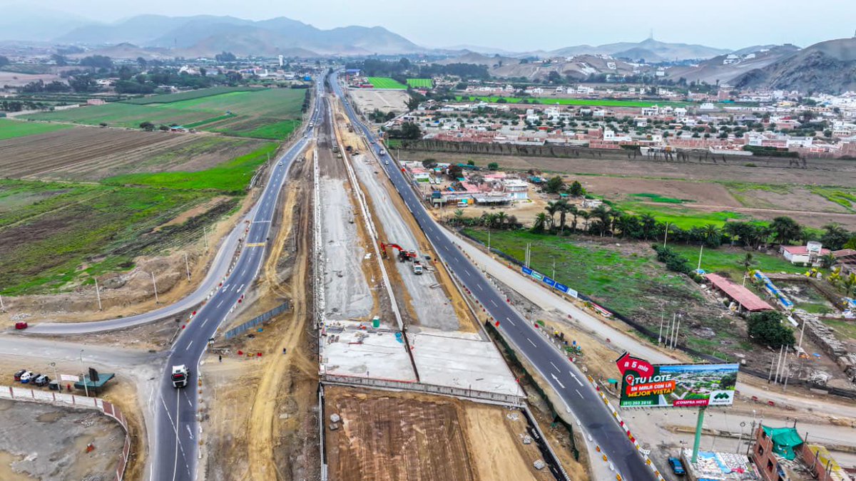 En el MTC no paramos de trabajar, pero con mucha planificación. Estuvimos en el km 90 de la Panamericana Sur, en Bujama, para inspeccionar los avances del intercambio vial que estamos levantando en este tramo del distrito de Mala. Pronto brindaremos seguridad vial y calidad de