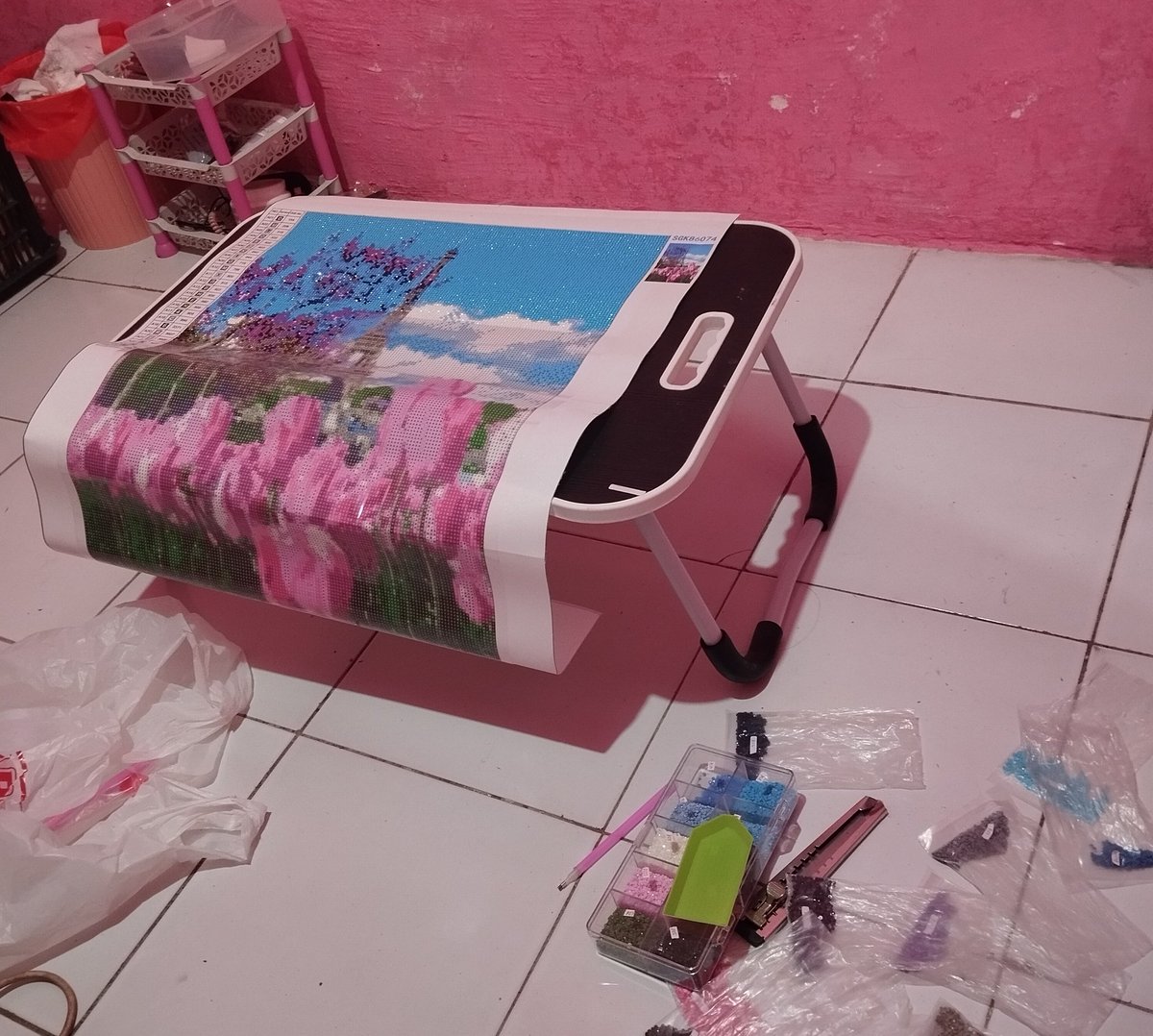 okiokiooio1's tweet photo. Seharian gua kerjain diamond painting, setengah pun belum jadi https://t.co/CAbyAMCP7O