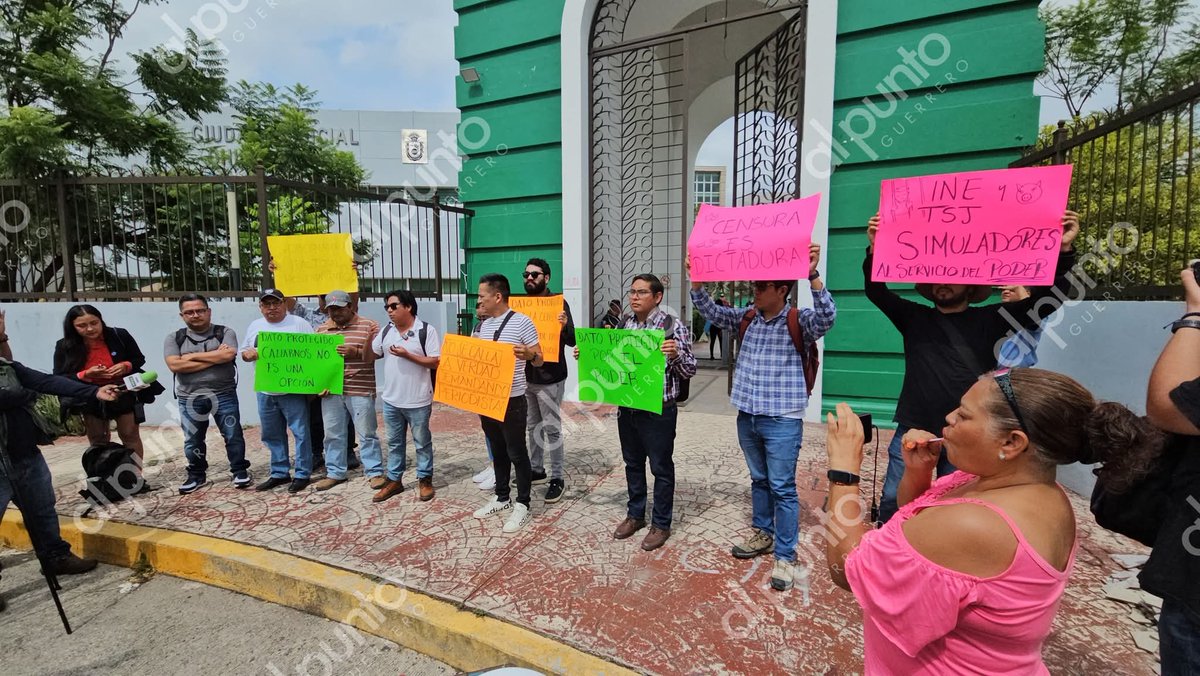 🚨 Periodistas de #Chilpancingo protestan contra el #INE por presunta censura al medio El Tlacolol. Más de 50 comunicadores exigen frenar el intento de silenciar a la prensa crítica. Pronunciamiento respaldado por 100+ periodistas de Guerrero. 🗣️ #LibertadDeExpresión