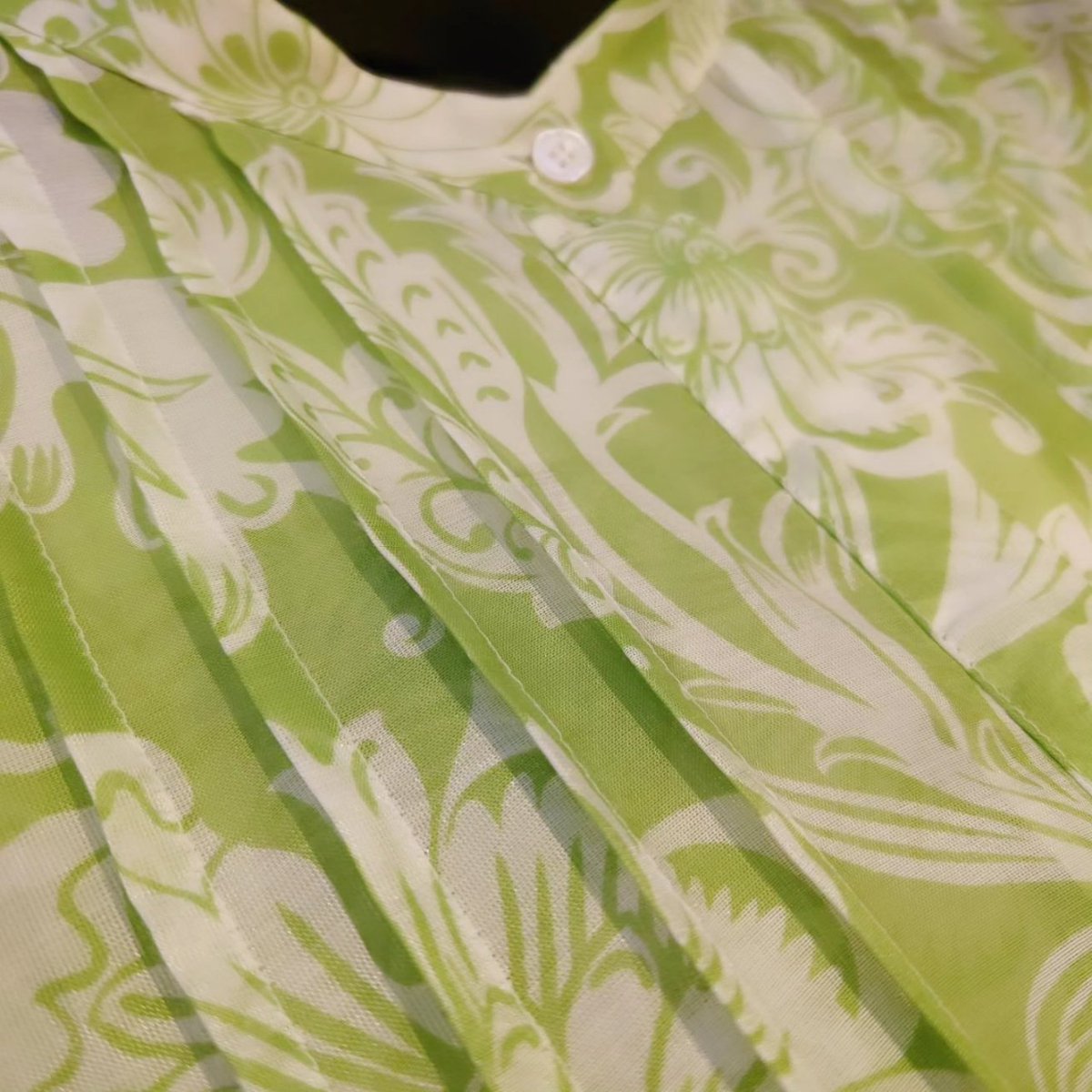 NoblePearl's tweet image. 当店でお取り扱いしている #MARELLA コットンシルクの #ブラウス。
とても柔らかく、それでいて肌離れが良く、蒸し暑い日本の夏には最適ですよ。
黄緑に白いお花のプリントが爽やかですね。
デザインは、ノースリーブで前立て付きの被りです。
小さな台襟付きで、前身頃にピンタックを取っています。