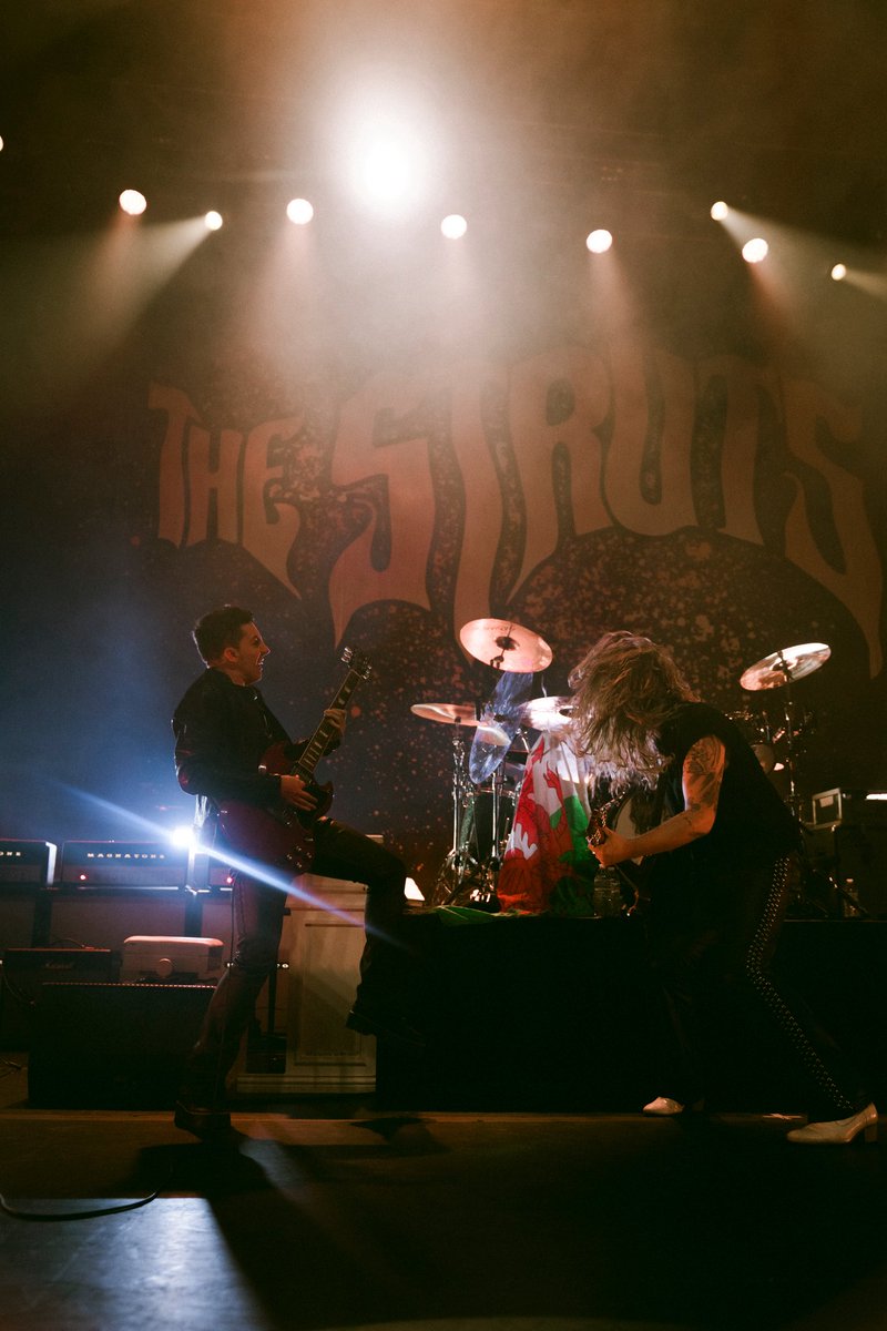 Petes_Diary's tweet image. Some great shots 📸 by Madeline Northway from my appearance with @TheStruts  

@petedank 🎸
#thestruts #vicchicago #guitarplayer #guestappearance