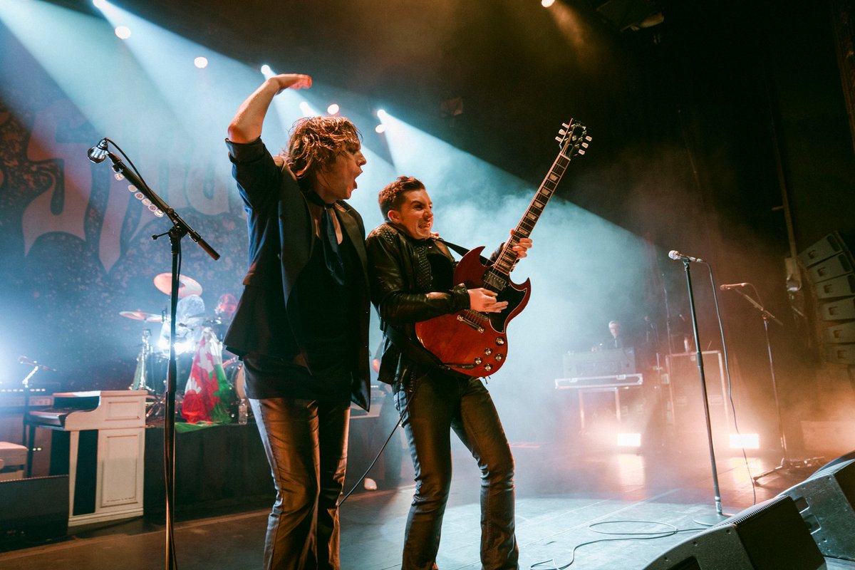 Petes_Diary's tweet image. Some great shots 📸 by Madeline Northway from my appearance with @TheStruts  

@petedank 🎸
#thestruts #vicchicago #guitarplayer #guestappearance