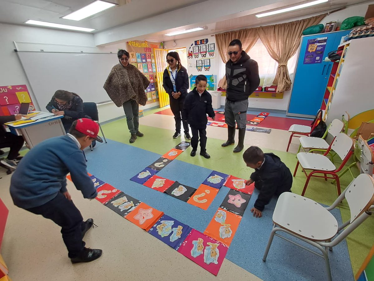 crusmealto's tweet photo. Nuestro #CEDRuralChizacá celebra el primer #EncuentroDeFamiliasCRUA dialogamos de manera lúdica sobre la comunicación, unión y amor en familia. Gracias a #CorporaciónJuegoyNiñez, #PFLE, #PromotoraDeBienestar, @Colsubsidio_Ofi y todo el #EquipoCRUA.
@Educacionbogota @UsmeAlcaldia https://t.co/ZSPTmAugYG