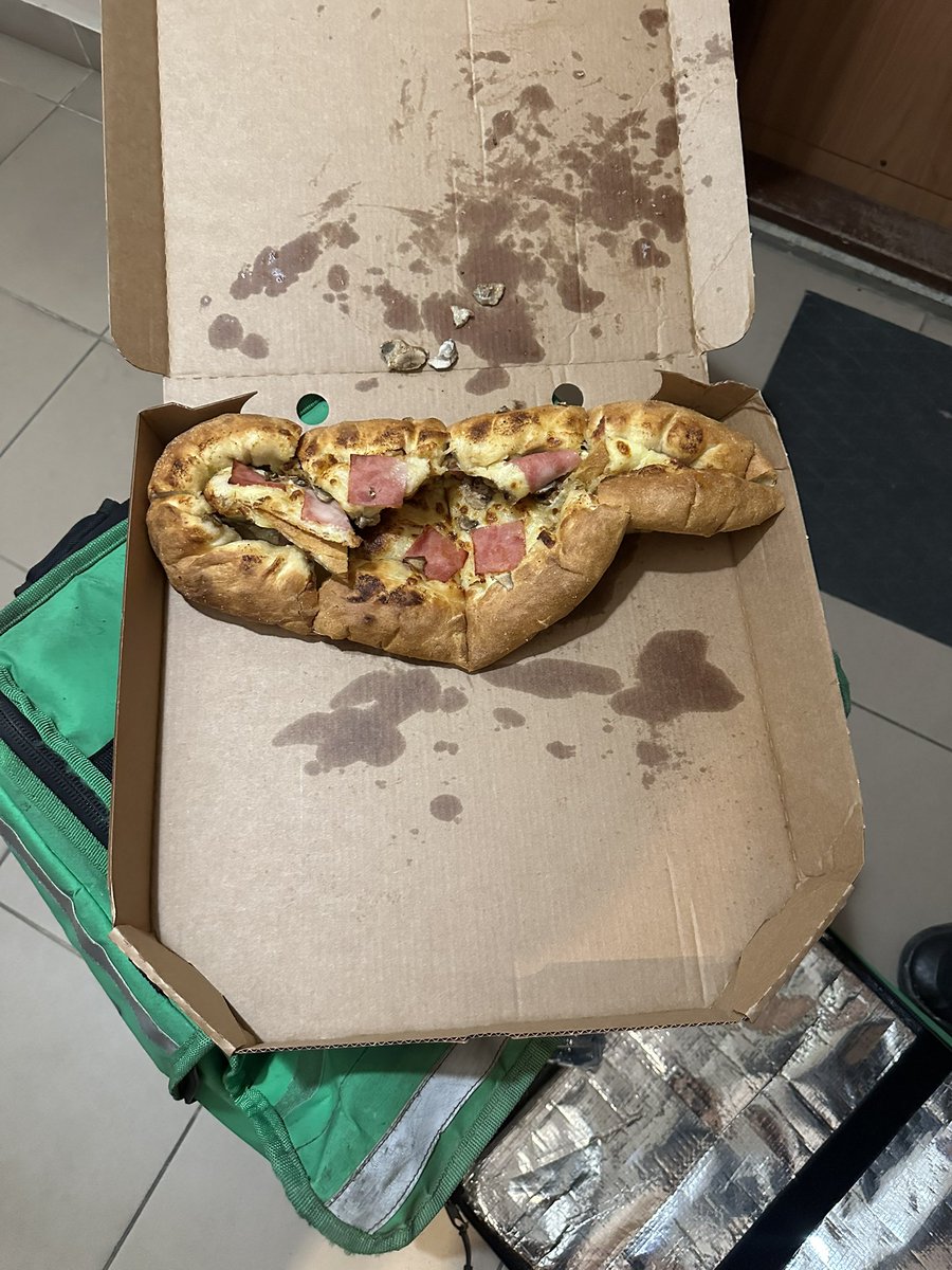 zamowilem sobie pizze na glovo
przyjezdza banderowiec po pol godzinnej obsuwie i tlumaczy ze sie wyjebal po drodze
ok shit happens
pokaz ta pizze kolego
otwiera torbe a tu calzone
mam mu zajebac?
jestem glodny jak cholera