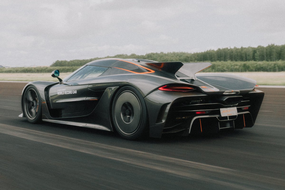 Earlsimxx's tweet photo. AGAIN: Koenigsegg has broken the 0-400-0km/h world record with a new time of 25.21 seconds, beating the Rimac Nevera R time of 25.79s. 

This was achieved with a Jesko Absolut featuring an updated Light Speed Transmission and a new torque control system allowing the Jesko to grip properly.

The new times are:
• 0-400-0 km/h – 25.21 seconds
• 0-400 km/h – 16.77 seconds
• 400-0 km/h – 8.44 seconds
• 0-250-0 mph – 25.67 seconds
• 0-250 mph – 17.18 seconds
• 250-0 mph – 8.49 seconds