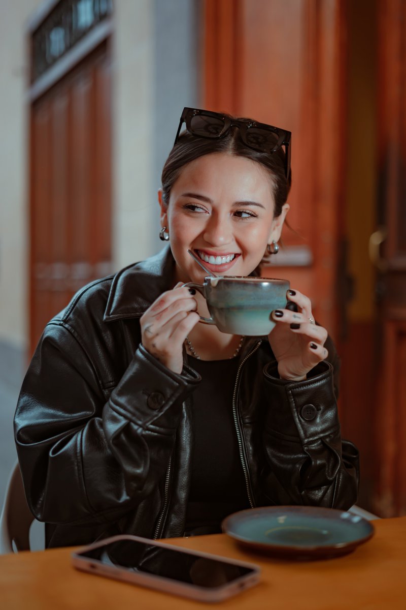 amygutierrezofi's tweet image. Mis ojos no pueden ocultar la alegría que siento 😊 Este viernes 15 sale BEST PART VERSIÓN ESPAÑOL y ya quiero que la escuchen mientras se toman un cafecito ✨🎧☕ 

#AmyGutierrez #BestPart #BestPartVersionEspañol