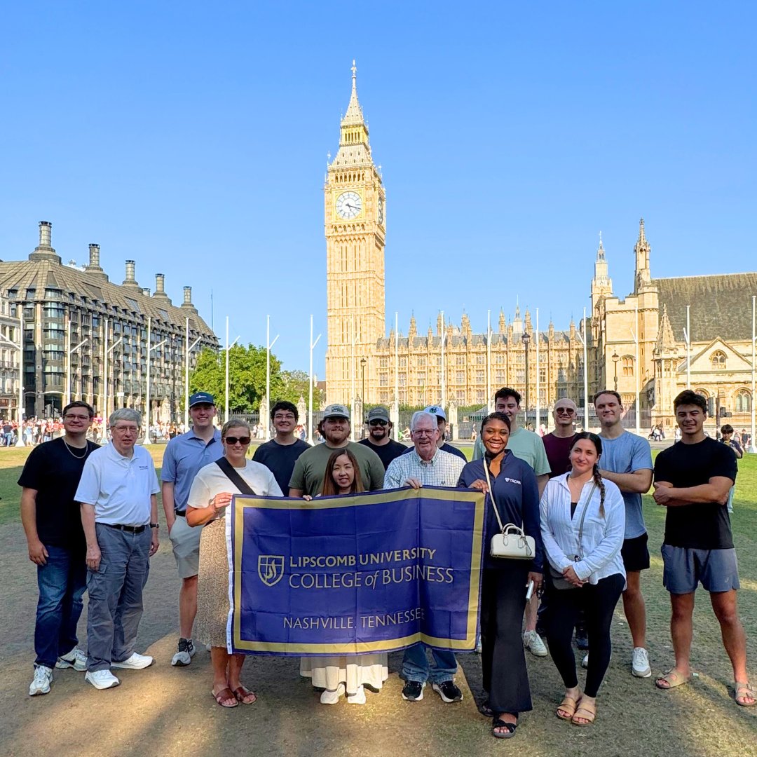 Our MAcc students have been in London! 🇬🇧✈️ This international experience is preparing them for the increasingly global nature of accounting and finance. Learning and also having fun exploring iconic London landmarks!