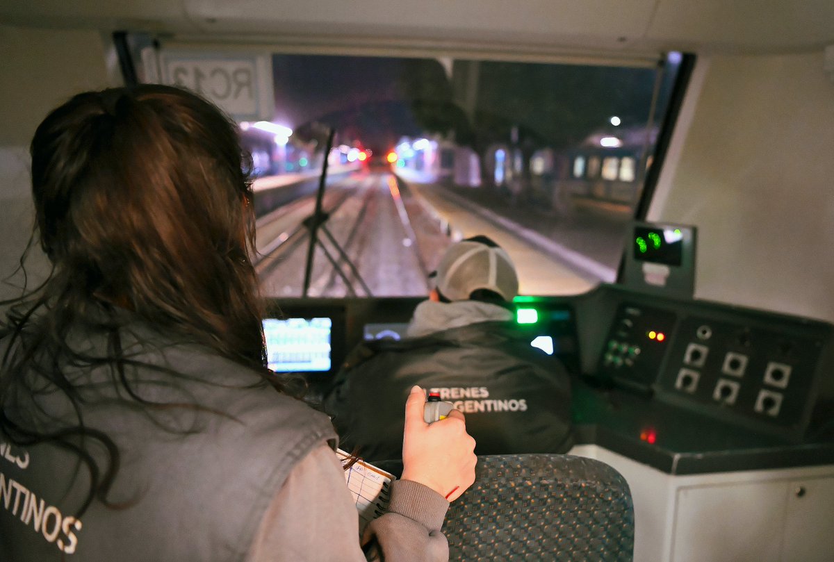 ArFerrocarriles's tweet photo. Estos ensayos, que se realizan en horario nocturno para no interrumpir el servicio, consisten en acelerar las formaciones a distintas velocidades y medir el tiempo de respuesta del sistema de frenado. https://t.co/wbXHm8qTKj