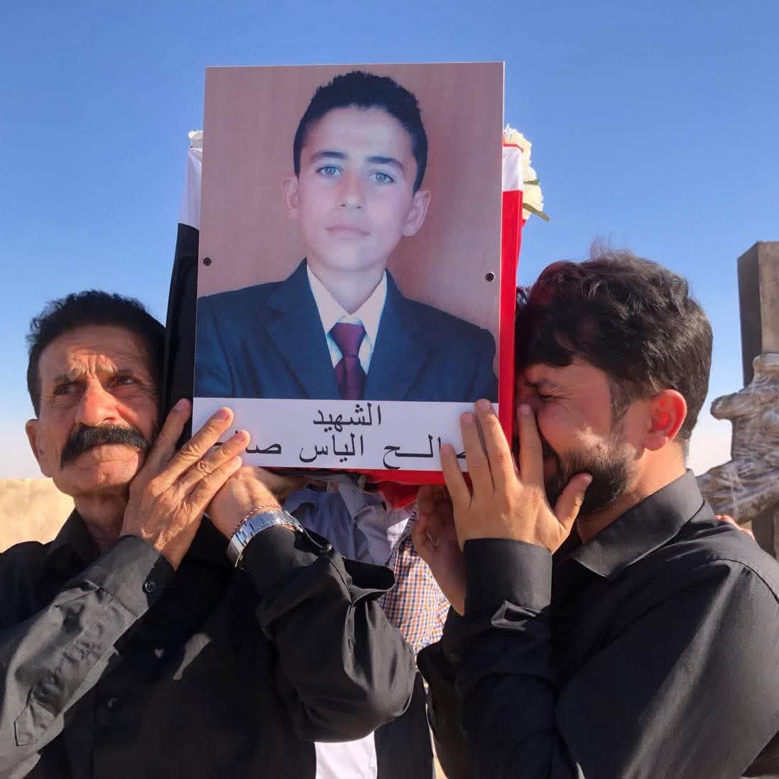 اب يحمل نعش طفله بعد 11 سنة من استشهاده.
#الابادة_الايزيدية 
#YazidiGenocide