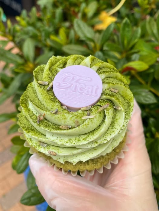 A matcha moment you can sink your teeth into. Earthy matcha meets calming light lavender. Dreamy, delicate, and seriously good. Try one today at Treat Cupcakes! 📷