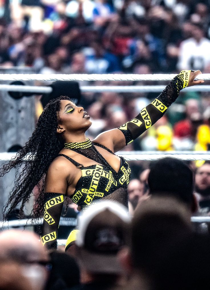 Roxenato's tweet photo. Bryan Alvarez del WON, el mismo que advirtió que la lesión de Seth Rollins era un work, ahora dice que hay un rumor circulando que, si es real, dejará fuera a Naomi por mucho tiempo. También PWInsider informó que no se le ha revelado al talento cuál es la situación de la campeona.

Diversos comentarios apuntan a que podría estar embarazada. Si esto es así, el panorama de la división femenina cambiaría muchísimo.
