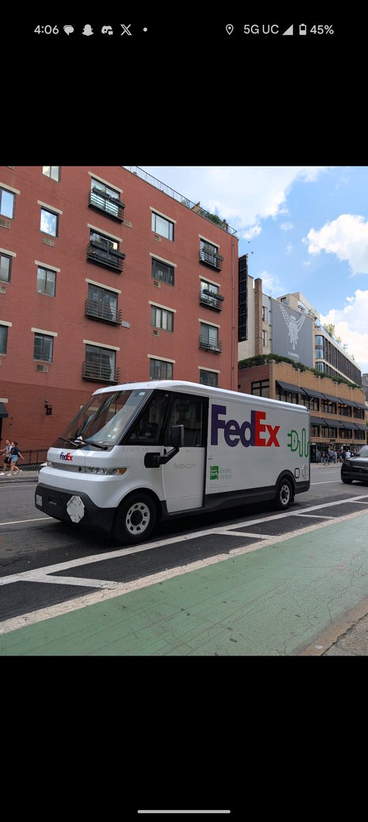 I've now spotted both the extended and smaller variants of the new fully electric FedEx trucks. The switch to electric is looking beautiful!