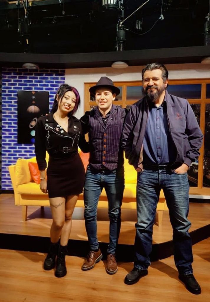 Pimentela_'s tweet photo. ¡Una nueva temporada! En @aprende_mx continúan las grabaciones de #EurekaShow con @KikeRodall.⚡️🎬

Especialistas de distintas disciplinas ya pasaron por nuestros estudios… y pronto podrán ver cómo la ciencia se entiende —y se disfruta— sin la formalidad del laboratorio. 🤓 https://t.co/Ox8mfL9wKx