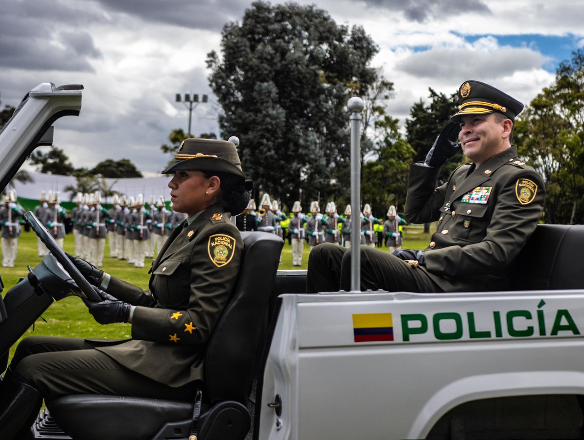 JorgeEmilioRey's tweet photo. El respaldo de nuestra Policía Nacional (@PoliciaColombia) ha sido clave para generar y consolidar espacios más seguros y de convivencia en #Cundinamarca. Hoy quiero reconocer el trabajo decidido de un gran profesional: el coronel Andrés Serna Bustamante, cuyo compromiso con este departamento ha permitido alcanzar tasas delincuenciales decrecientes, incluyendo el homicidio, entre otros importantes logros.

Me alegra contarles que hoy ha sido ascendido a Brigadier General de la República, un honor que merece por su profesionalismo, mística, entrega y dedicación. Con este ascenso, dejará la dirección del Comando de Policía Cundinamarca, pero estoy seguro que continuará desempeñando con excelencia las altas responsabilidades que le confíe la institución. Sé que llevará siempre a Cundinamarca en el corazón, con afecto y gratitud por lo que aquí vivió y construyó.

Gracias, General Serna, por portar con honor las banderas de la paz, la convivencia y la seguridad en cada rincón de nuestro departamento. Su compromiso se sintió en nuestras calles, en el trabajo con las comunidades y en cada acción para proteger la vida de los cundinamarqueses.

Hoy, desde la Región 1 de @PoliciaColombia, sabemos que seguirá sirviendo a esta tierra que ya puede llamar su casa. En nombre de Cundinamarca, su departamento, le reiteramos nuestro aprecio, respeto y gratitud por su entrega incansable y por demostrar que la autoridad, cuando se ejerce con cercanía y humanidad, deja huellas imborrables.