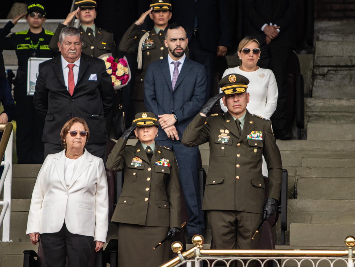 JorgeEmilioRey's tweet photo. El respaldo de nuestra Policía Nacional (@PoliciaColombia) ha sido clave para generar y consolidar espacios más seguros y de convivencia en #Cundinamarca. Hoy quiero reconocer el trabajo decidido de un gran profesional: el coronel Andrés Serna Bustamante, cuyo compromiso con este departamento ha permitido alcanzar tasas delincuenciales decrecientes, incluyendo el homicidio, entre otros importantes logros.

Me alegra contarles que hoy ha sido ascendido a Brigadier General de la República, un honor que merece por su profesionalismo, mística, entrega y dedicación. Con este ascenso, dejará la dirección del Comando de Policía Cundinamarca, pero estoy seguro que continuará desempeñando con excelencia las altas responsabilidades que le confíe la institución. Sé que llevará siempre a Cundinamarca en el corazón, con afecto y gratitud por lo que aquí vivió y construyó.

Gracias, General Serna, por portar con honor las banderas de la paz, la convivencia y la seguridad en cada rincón de nuestro departamento. Su compromiso se sintió en nuestras calles, en el trabajo con las comunidades y en cada acción para proteger la vida de los cundinamarqueses.

Hoy, desde la Región 1 de @PoliciaColombia, sabemos que seguirá sirviendo a esta tierra que ya puede llamar su casa. En nombre de Cundinamarca, su departamento, le reiteramos nuestro aprecio, respeto y gratitud por su entrega incansable y por demostrar que la autoridad, cuando se ejerce con cercanía y humanidad, deja huellas imborrables.