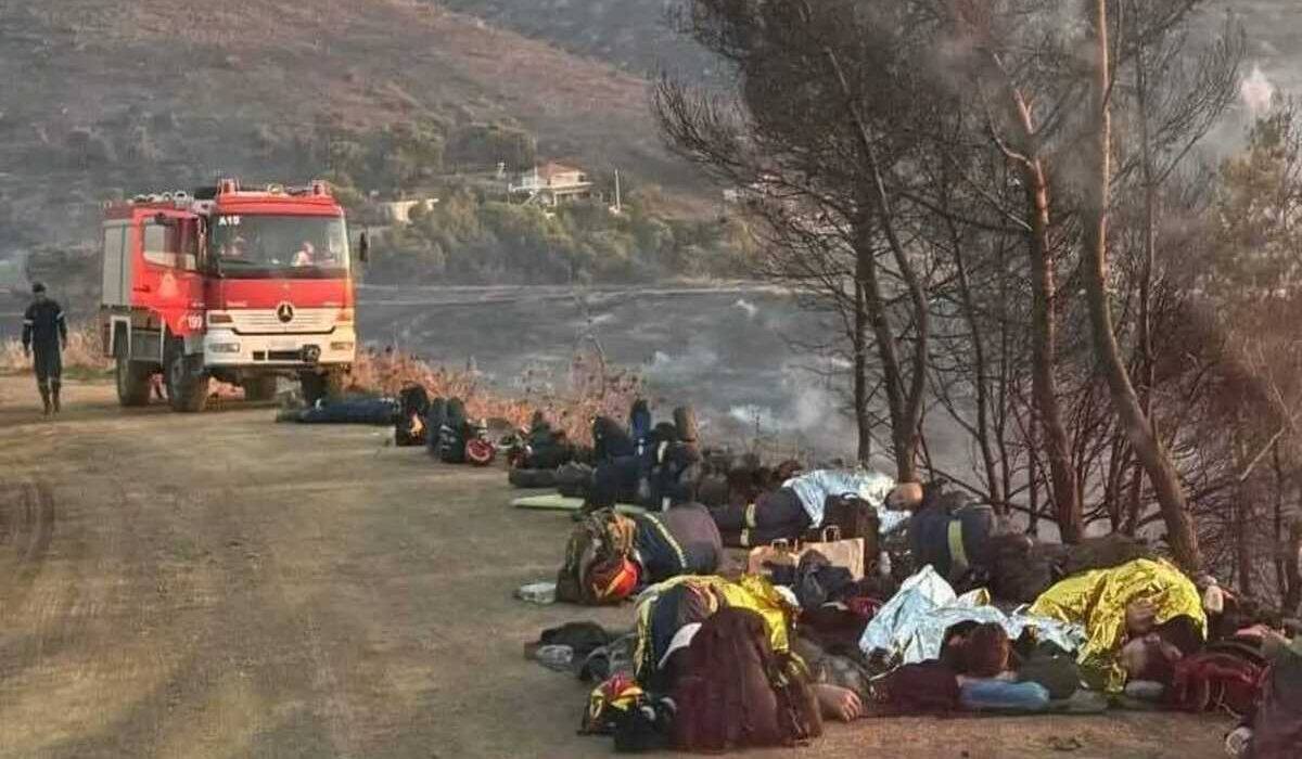 Βρήκα συγκλονιστική αυτή την #φωτογραφία όπου οι #πυροσβέστες ξαπλώνουν στον δρόμο δίπλα στα καμένα, μετά από την #κατάσβεση. 

Εγώ θα πω να μην ηρωοποιούμε αυτούς τους ανθρώπους ΜΟΝΟ τώρα, να τους θυμηθούμε και τον χειμώνα που θα ζητάν τα δίκια τους. #φωτιες