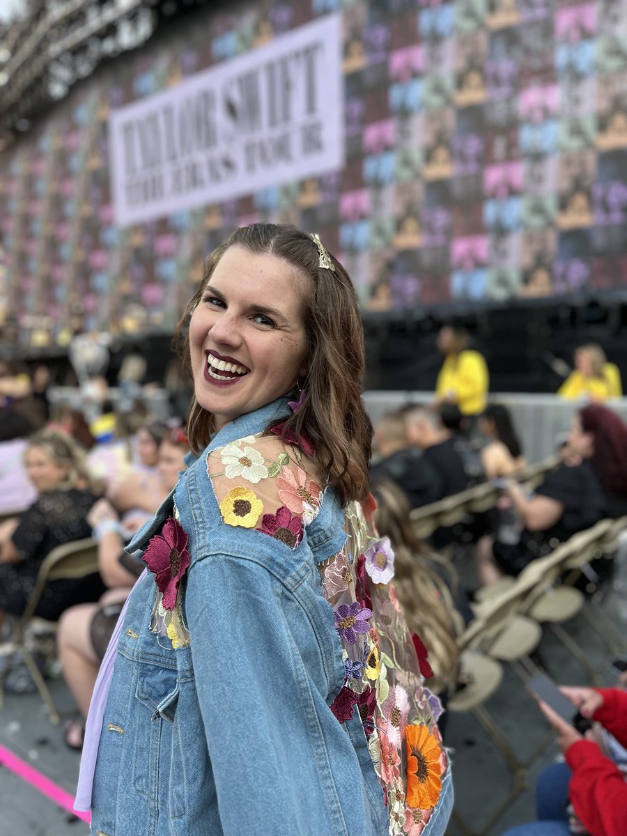 whereyou_leftme's tweet photo. the life of a showgirl     vs   the life of a fangirl
#TSTheLifeofaShowgirl https://t.co/5YW6F9IurI