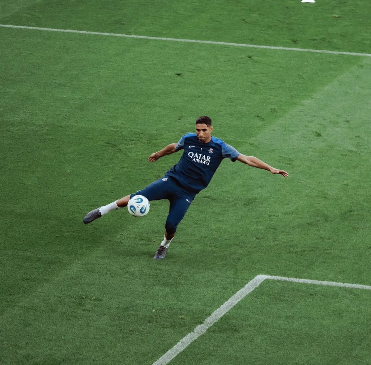 📸 Achraf Hakimi lors de l’entraînement, à la veille du choc PSG – Tottenham en finale de la Supercoupe de l’UEFA. 

🇲🇦🚀