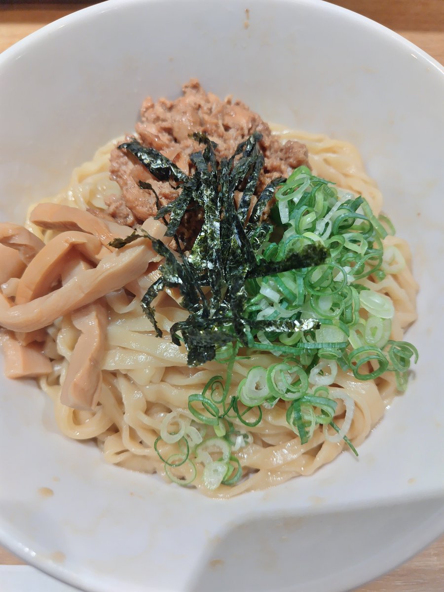 気になっていたお店を初訪問😍
＃まぜそばは文化 さんへ

☆中華まぜそば

担々、台湾、麻辣まぜそばがあって、
唯一の辛くないメニュー🤭
ほんのり甘みのある病みつきしょっぱタレが、
大き目の挽肉、モチぷり平打ち麺によく絡む🤤
黒七味＆フルーツ酢の味変と追い飯で決まり😋❗

ごちそうさまでした