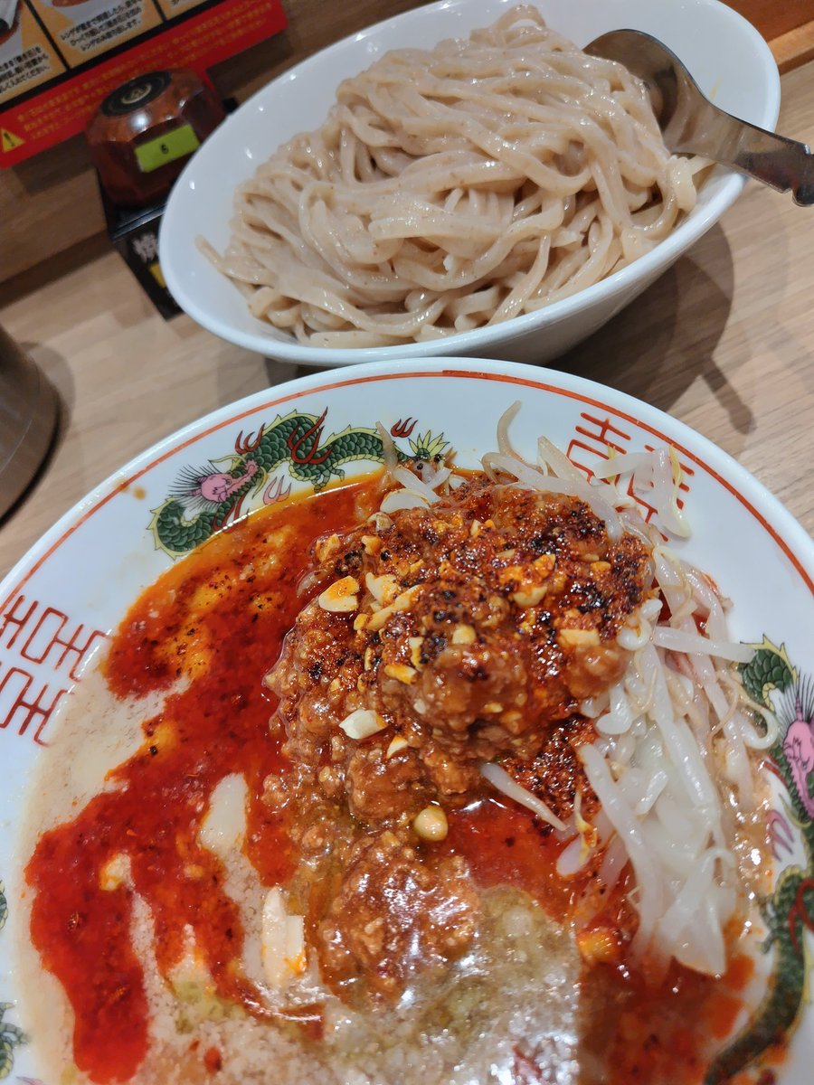 つけめんとまぜそばが選べる😆🎵
＃つけめんTETSU武蔵小杉東急スクエア店 さんへ

☆冷やし担々つけめん

スープに浸ったこんもり野菜の上には、
ザクザク食感が楽しい辛味がドローリ😍💕
マッタリ濃厚〜の直後に痺辛が駆け抜けて、
香りの良いもちムチ太麺を一気に完食ペロリ😋❗

ごちそうさまでした