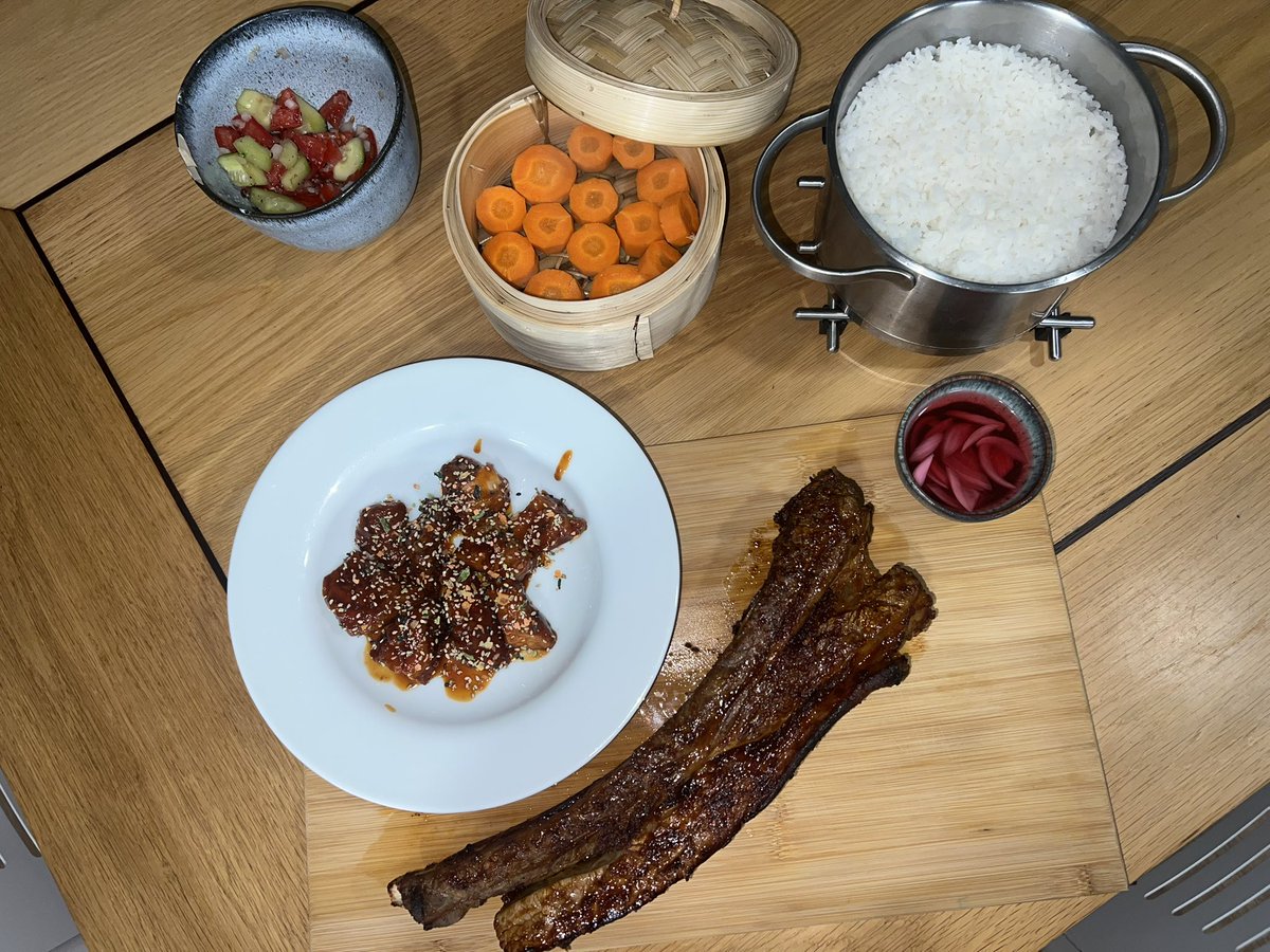 Cat (@daskittycat) on Twitter photo Roasted a bone🦴
(marinated in bulgogi)
Also, Korean fried chicken, rice and steamed carrots. 
Everything made from scratch. Roasted a bone🦴
(marinated in bulgogi)
Also, Korean fried chicken, rice and steamed carrots. 
Everything made from scratch.