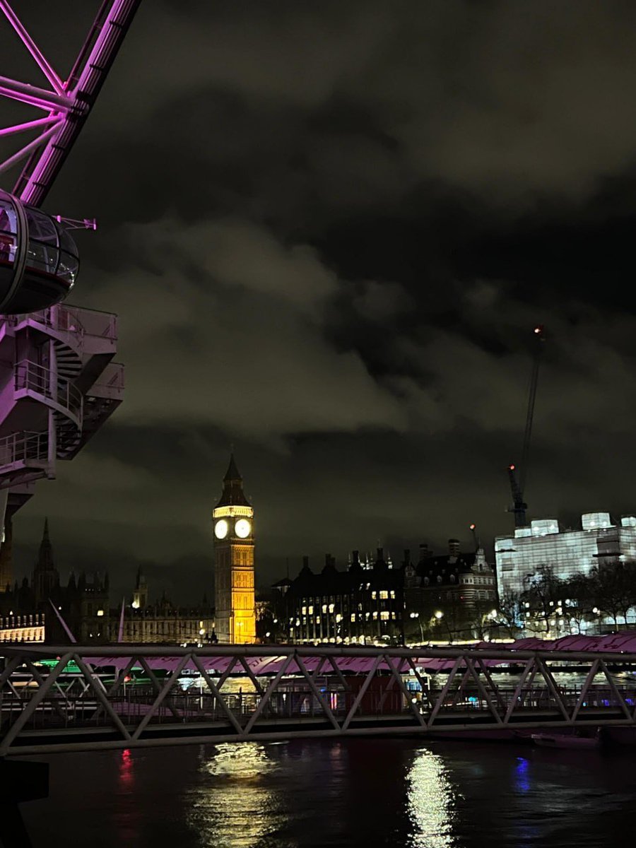 EternalEdie6's tweet photo. London at night, the lights gradually dim, the London Eye and Big Ben tell the gentleness of the city. May you dream into the British wonderland tonight,🌙 https://t.co/MmHkejKtDU