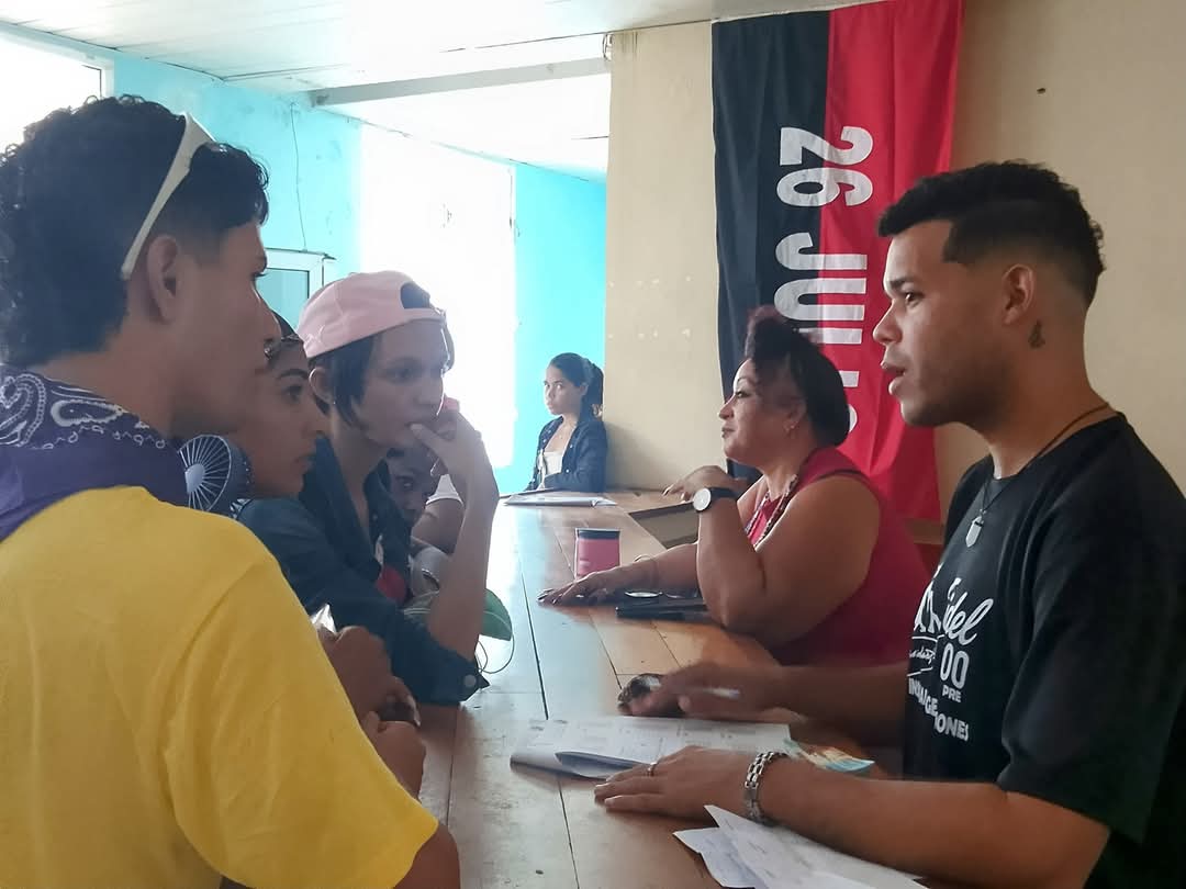 RadioGranma's tweet photo. 🎊🇨🇺 #DíaInternacionalDeLaJuventud  
Más de 100 jóvenes de #Granma llegan al Campamento #SiempreJoven en #Manzanillo.  
Hoy: homenaje a Céspedes en La Demajagua.  
Esta noche: Gala por el 99 cumpleaños de #Fidel100Pre.  
Hasta el 17: visitas, deportes y acción social. https://t.co/1dWeOhoyW2