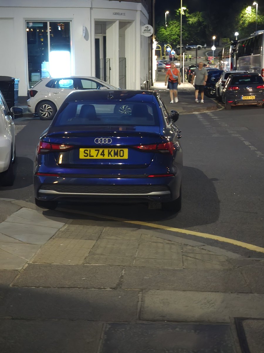 iced_teabag's tweet photo. @edinhelp good thing no one needs to park or leave from Spittal Street - why would I get a ticket for this but it's allowed for busses? https://t.co/oiSy8iPRta