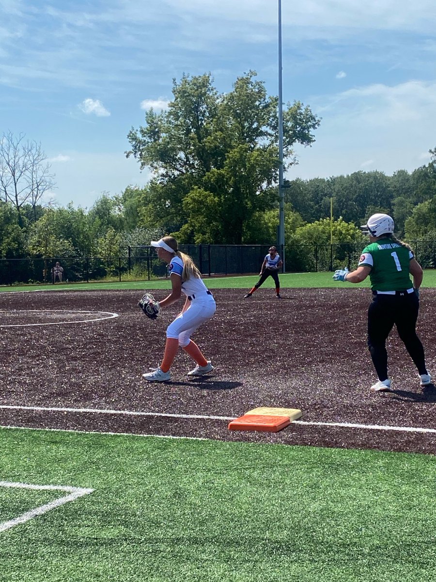 ashlee_barry17's tweet photo. Thankyou so much @ShowtimeSports1 and @ProductionsW7 for allowing me the opportunity to play in the Midwest Showtime Sports Showcase. It was so fun meeting players and coaches from all over and I was so blessed to have such an amazing team. I played 1st, pitched, and outfield! https://t.co/cDJ8qeAFxI