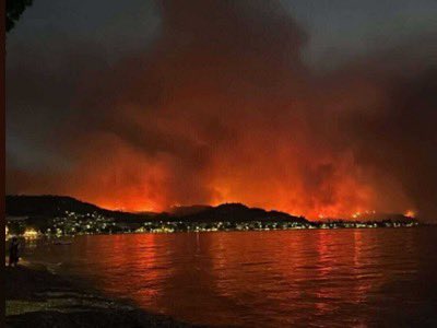 Μια δύσκολη βραδιά για την Αχαΐα. Οι φλόγες δεν απειλούν μόνο περιουσίες, αλλά και την ψυχή μιας ολόκληρης τοπικής κοινωνίας — ανθρώπους, οικογένειες, επιχειρήσεις που αποτελούν τον παλμό της περιοχής. Απόψε, η σκέψη μας είναι δίπλα σε όσους παλεύουν και σε όσους βρίσκονται στην