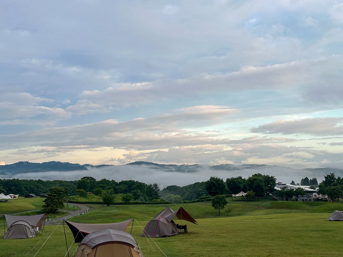 gtx13b's tweet photo. おはようございます！
夜中もポツポツと雨降ってましたが、朝方にはすっかり上がって青空も所々出て来ました。
というか、雨雲が無くなって空の開け具合がヤバい事に気付いたけど、何この開放感🥹
ついお散歩したくなりますね🚶‍♂️

#おはよう
#いまそら
#チェックアウトまで楽しむ
#キャンプ
#SPHQ
#雲海 https://t.co/zLSEeDWUMD