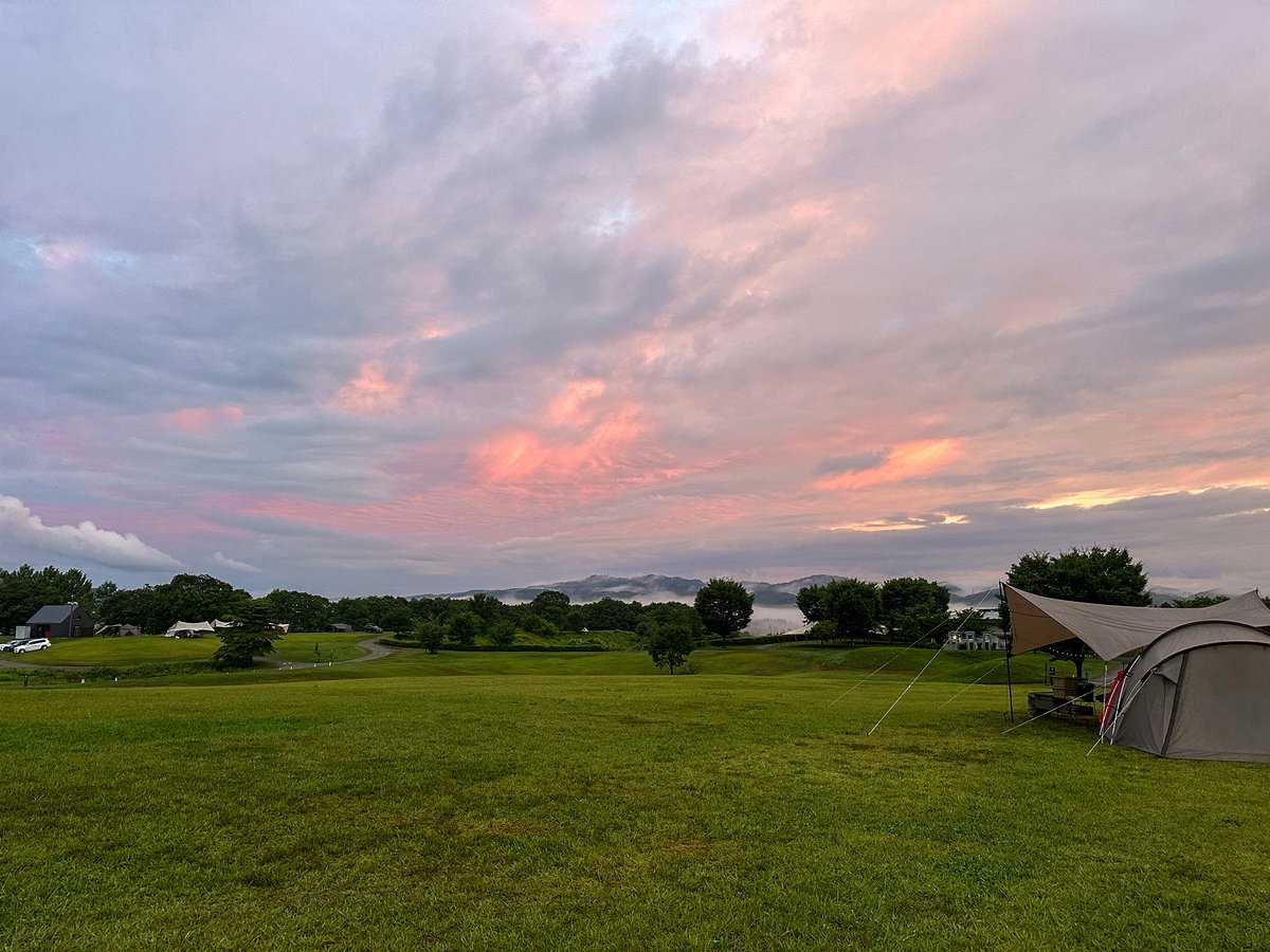 gtx13b's tweet photo. おはようございます！
夜中もポツポツと雨降ってましたが、朝方にはすっかり上がって青空も所々出て来ました。
というか、雨雲が無くなって空の開け具合がヤバい事に気付いたけど、何この開放感🥹
ついお散歩したくなりますね🚶‍♂️

#おはよう
#いまそら
#チェックアウトまで楽しむ
#キャンプ
#SPHQ
#雲海 https://t.co/zLSEeDWUMD