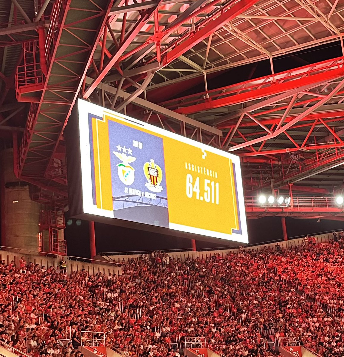 Estão no Estádio da Luz 64.511 espectadores 🔴⚪️🦅

Novos tempos ❤️