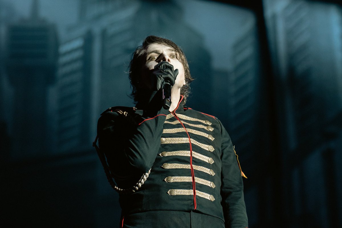 MCROfficialST's tweet photo. now, come on, come all, to this tragic affair 🥀 

Photos by @devanofnine shot for @mcrofficialst 

#mcr #mychemicalromance #longlive #draag https://t.co/eZxNYXoQJr
