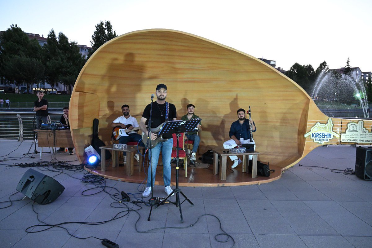 Kirsehirbldb's tweet photo. 🎶KENTPARK'TAKİ YAZ KONSERLERİMİZ DEVAM EDİYOR.
Bu akşam, Çekiç Ali Müzik Durağı'nda sahne alan rock grubu Niha Band'a performansları için teşekkür ediyoruz.
#KırşehirBelediyesi #YazKonseri #Kentpark #ÇekiçAliMüzikDurağı #UNESCO #MüzikŞehriKırşehir https://t.co/y2n5GAJ3n5