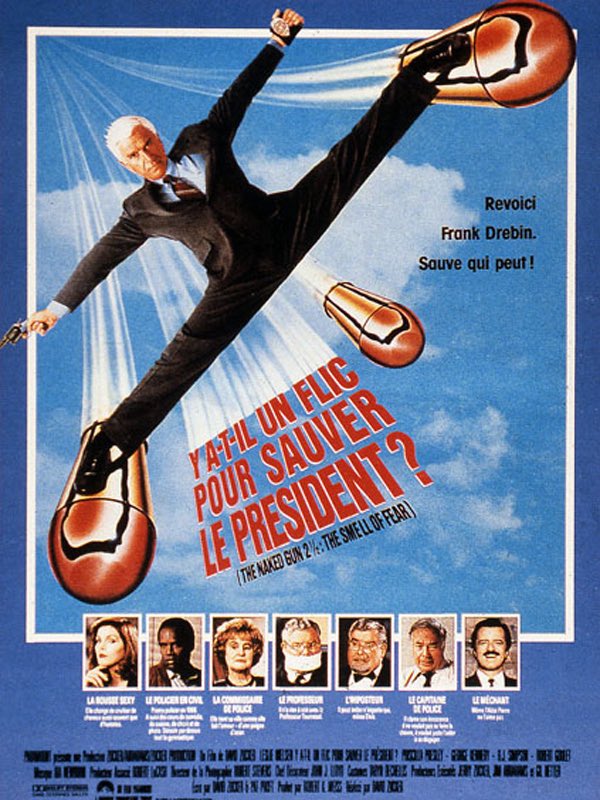 Brevesdepresse's tweet photo. âĄïžđșđžFLASH â Plus de 30 ans aprĂšs la trilogie parodique « Y a-t-il un flicâŠÂ », Paramount ressuscite sa franchise culte. Entre 1988 et 1995, Frank #Drebin, incarnĂ© par Leslie #Nielsen, avait tour Ă tour sauvĂ© « la reine », « le prĂ©sident » et « Hollywood ». Dans Y a-t-il un flic pour sauver le monde ?, son fils Frank Drebin Jr., interprĂ©tĂ© par Liam #Neeson, prend la relĂšve. Les ZAZ (David Zucker, Jim Abrahams, Jerry Zucker) ne signent plus le scĂ©nario, mais lâesprit burlesque des premiers films reste une source dâinspiration. Si lâacteur de Taken ne rivalise pas avec le gĂ©nie comique de Leslie Nielsen, la formule fonctionne, sans toutefois atteindre le niveau de la trilogie originale (et notamment « Y a-t-il un flic pour sauver le prĂ©sident ? »). Reste Ă voir si, en 2025, le public sera prĂȘt Ă redonner une chance Ă un genre cinĂ©matographique dĂ©laissĂ©, celui de la #parodie dont les principales rĂ©fĂ©rences restent la trilogie des « Y a-t-il un flicâŠÂ », Hot Shots ! (1 et 2), Y a-t-il un pilote dans lâavion ?, Top Secret !, Le Prince de Sicile ou encore Le DĂ©tonateurâŠ