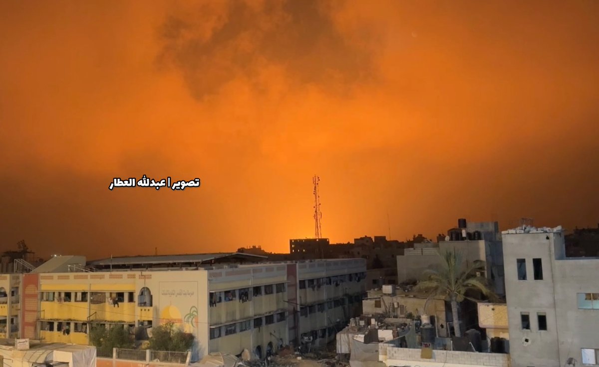 جيش الاحتلال الإسرائيلي يفجّر روبوتات مفخخة في وسط خان يونس، بالتزامن مع غارة جوية استهدفت شرق المدينة جنوبي قطاع غزة.

The Israeli occupation army detonated explosive-laden robots in central Khan Younis, simultaneously with an airstrike targeting the eastern part of the city in